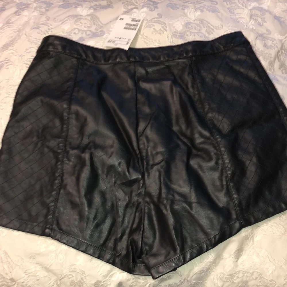 H&M high rise faux leather shorts 8 black - Picture 3 of 5